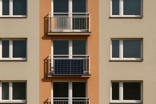 Lidl začal prodávat balkonovou fotovoltaiku i s bateriovým úložištěm za směšnou cenu